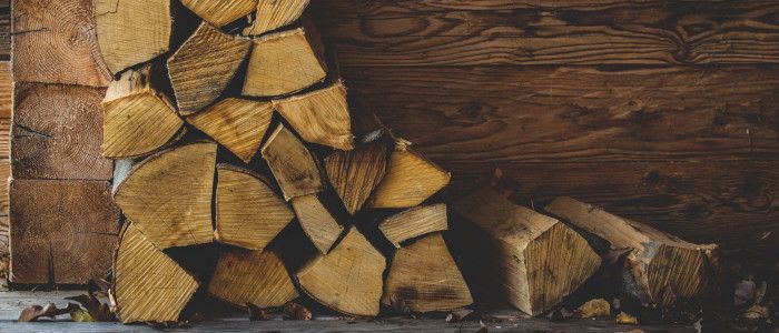 Drewno kominkowe – co musisz wiedzieć